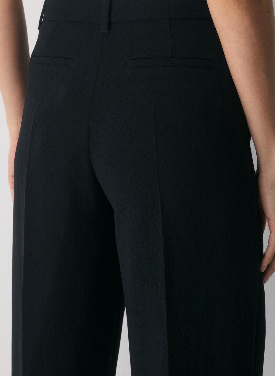 die mühelose hose mit niedrigem bund – crepette schwarz