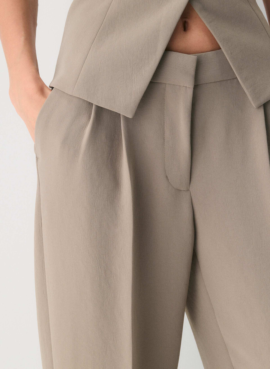die mühelose hose mit niedrigem bund – crepette nomad taupe