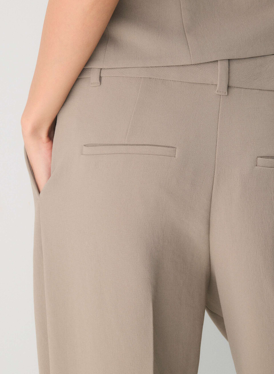 die mühelose hose mit niedrigem bund – crepette nomad taupe