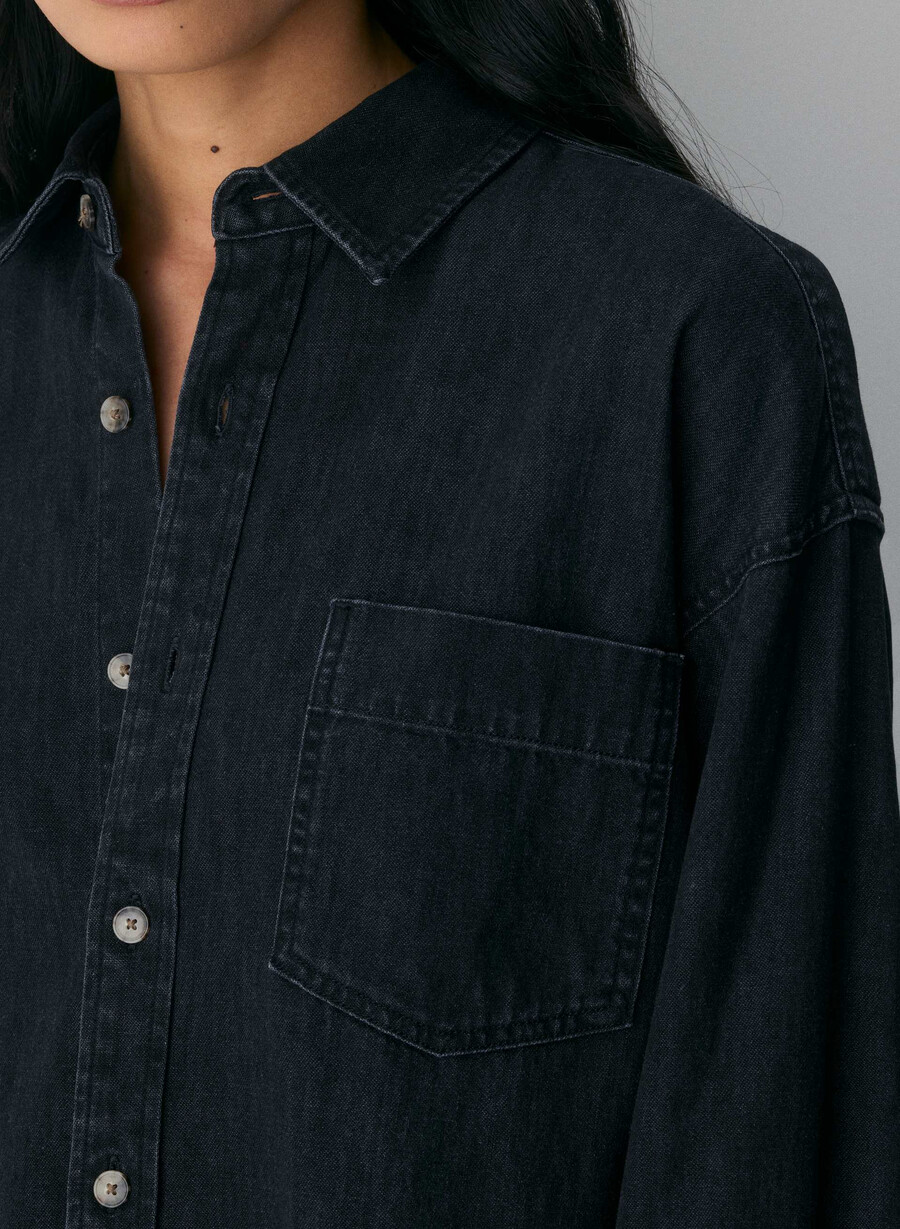 denim forum das bequeme jeanshemd aus den 80ern schwarzer eyeliner