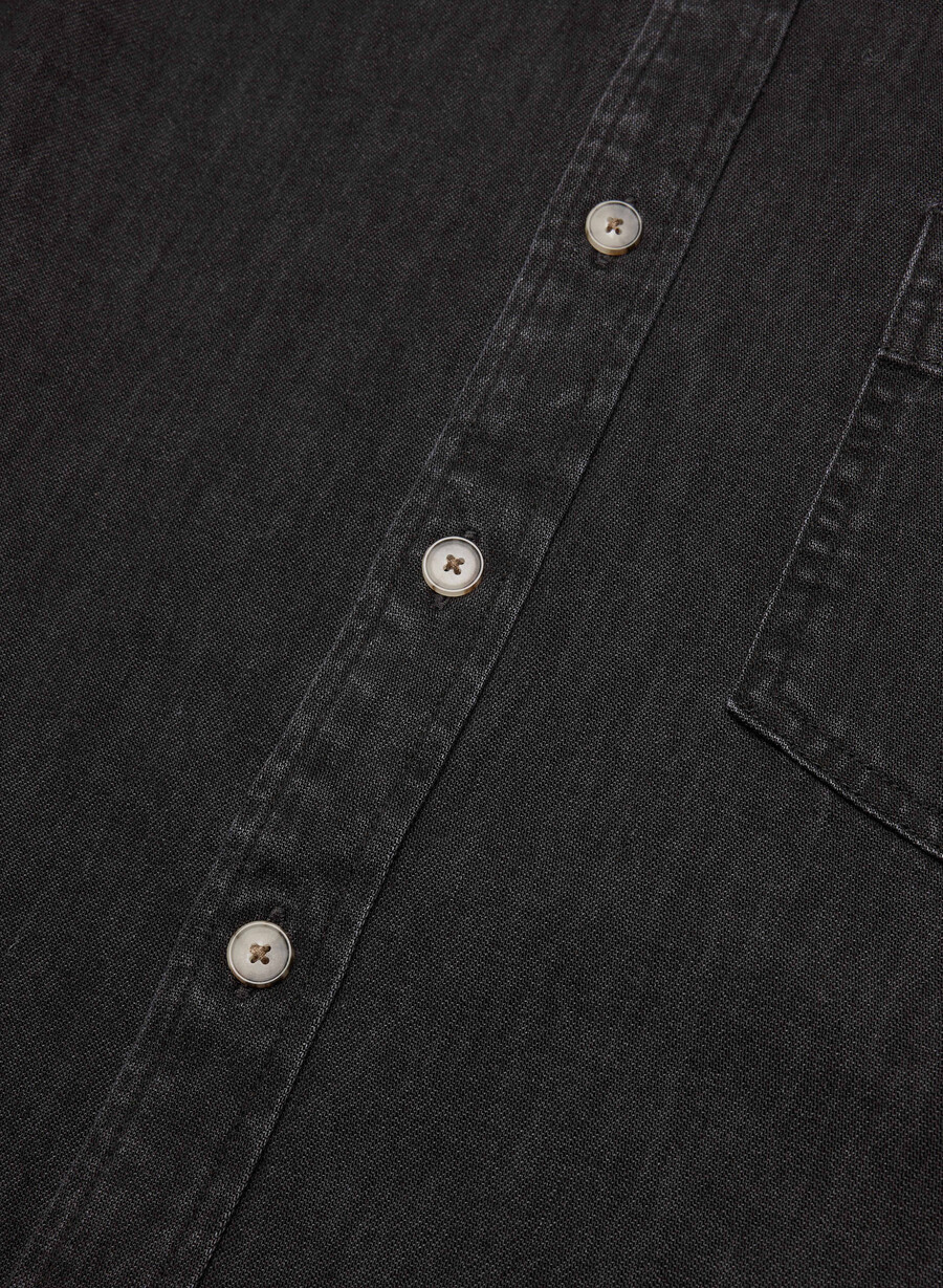 denim forum das bequeme jeanshemd aus den 80ern schwarzer eyeliner