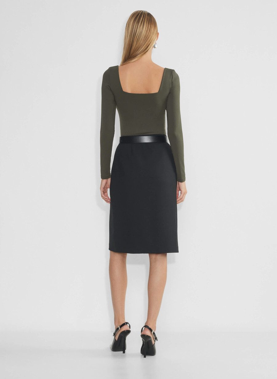 original contour squareneck hüft-langarmshirt in dunkeloliv