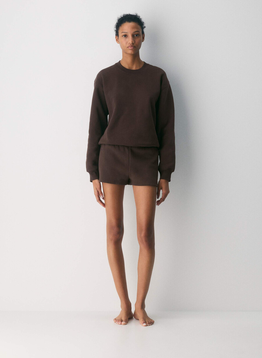 kuscheliges sweatfleece-sweatshirt mit perfektem rundhalsausschnitt farbe sattes mokkabraun