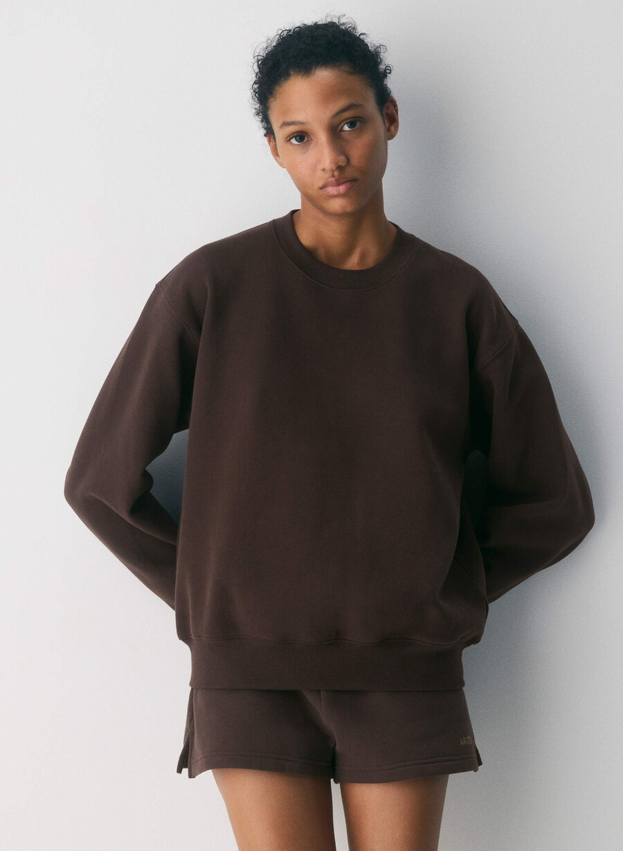 kuscheliges sweatfleece-sweatshirt mit perfektem rundhalsausschnitt farbe sattes mokkabraun