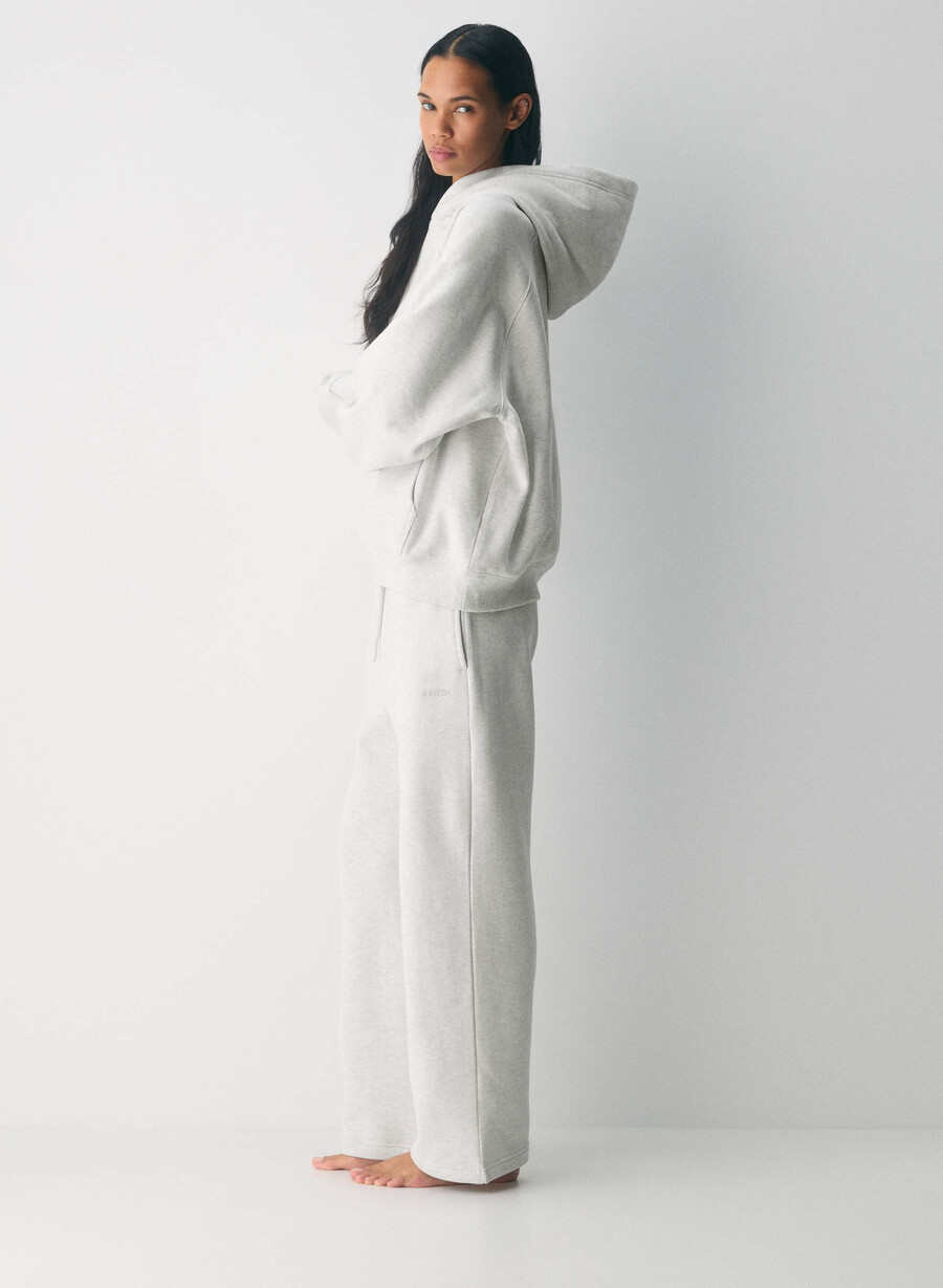 gemütliche boyfriend-sweatpant aus sweatfleece weit geschnitten meliertes weiß