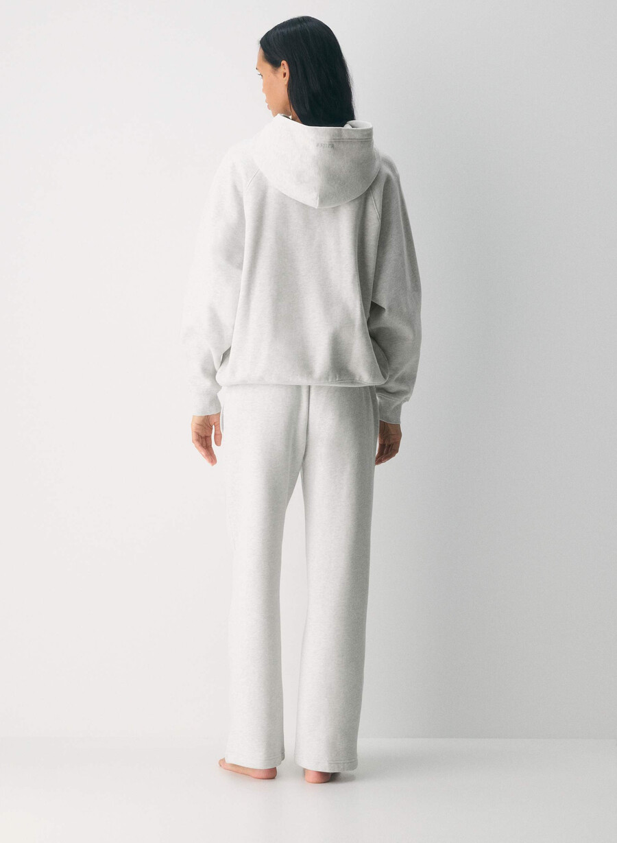 gemütliche boyfriend-sweatpant aus sweatfleece weit geschnitten meliertes weiß