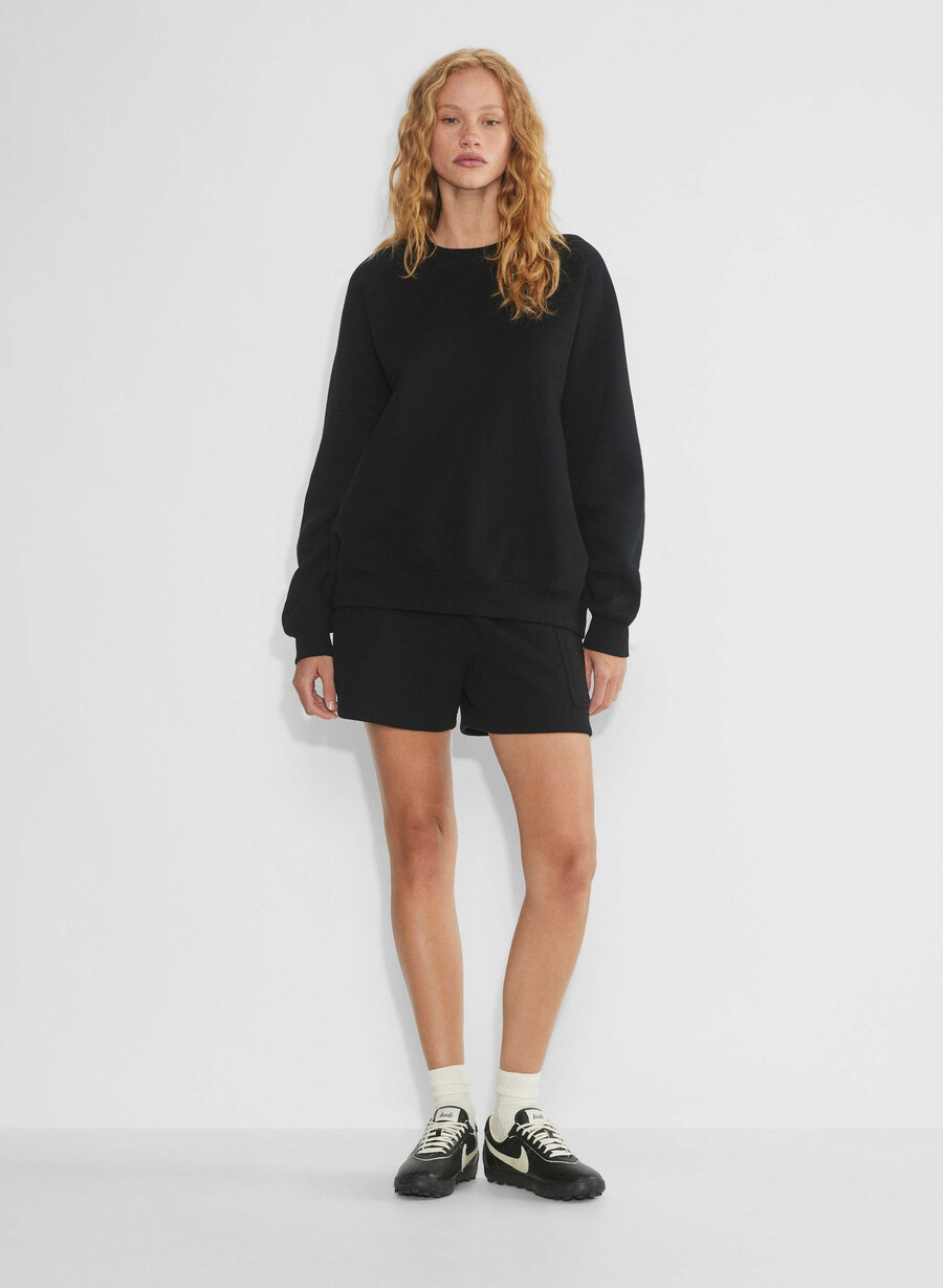 kuschelige mega cargo mid-thigh shorts aus sweatfleece schwarz