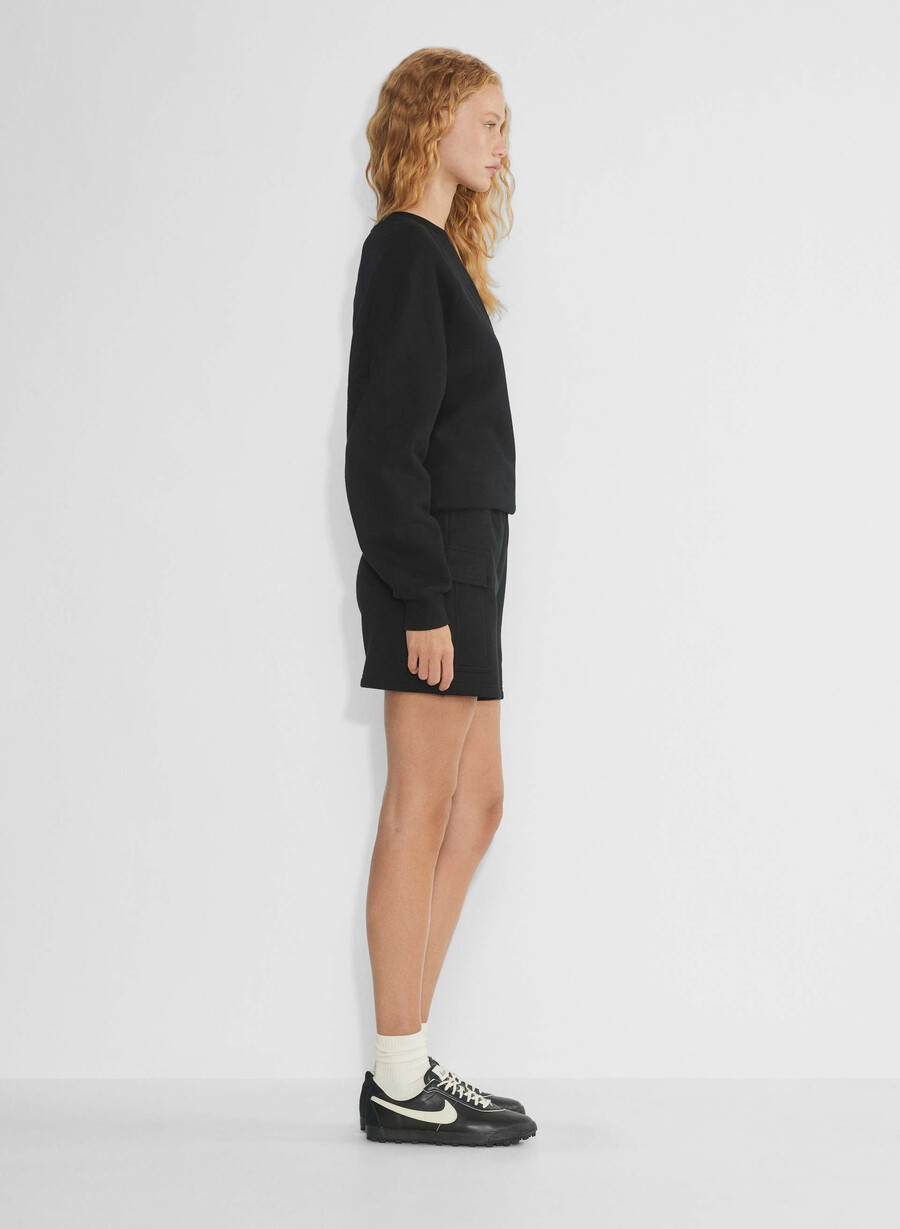 kuschelige mega cargo mid-thigh shorts aus sweatfleece schwarz