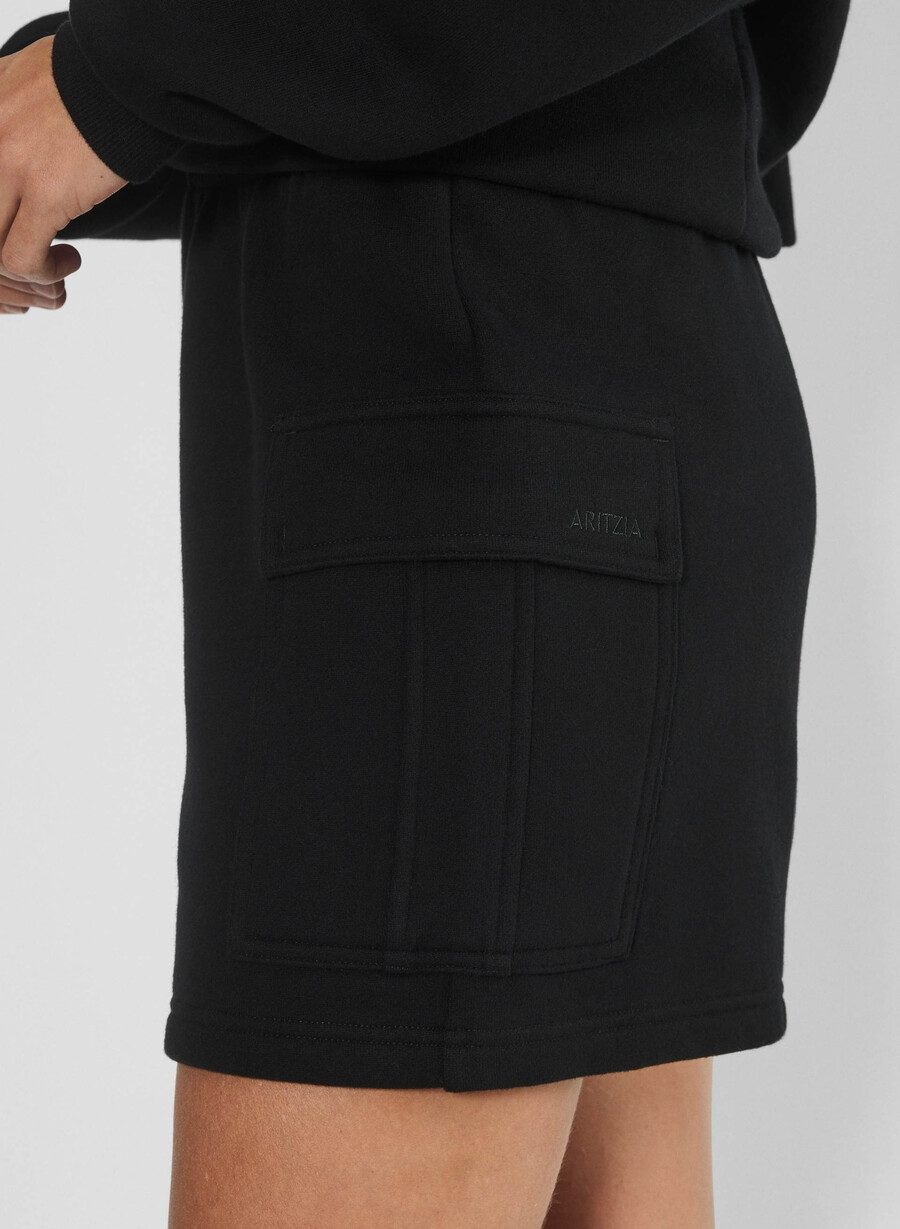 kuschelige mega cargo mid-thigh shorts aus sweatfleece schwarz