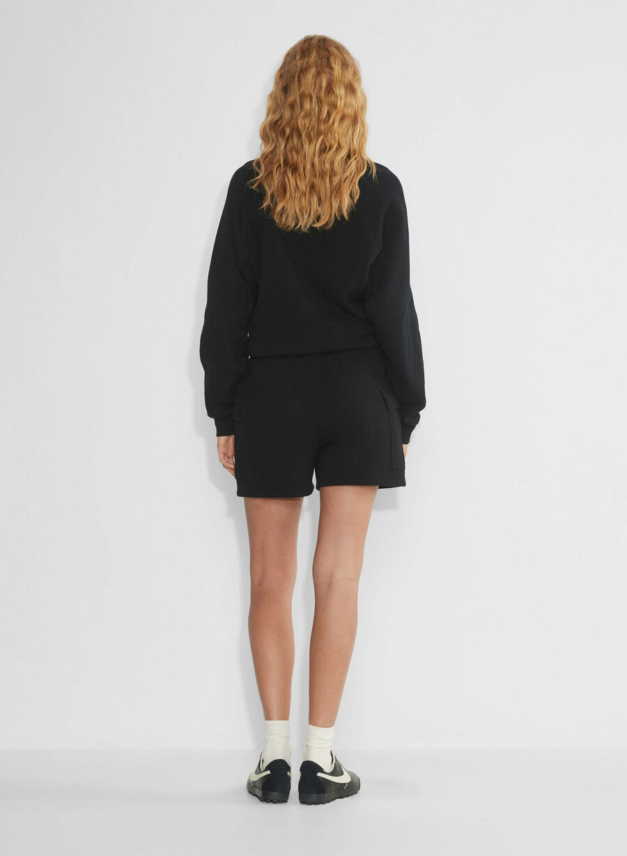 kuschelige mega cargo mid-thigh shorts aus sweatfleece schwarz