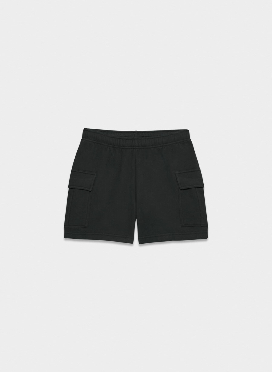 kuschelige mega cargo mid-thigh shorts aus sweatfleece schwarz