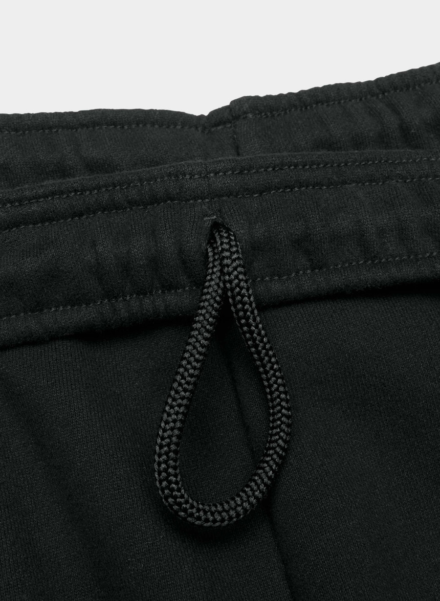 kuschelige mega cargo mid-thigh shorts aus sweatfleece schwarz