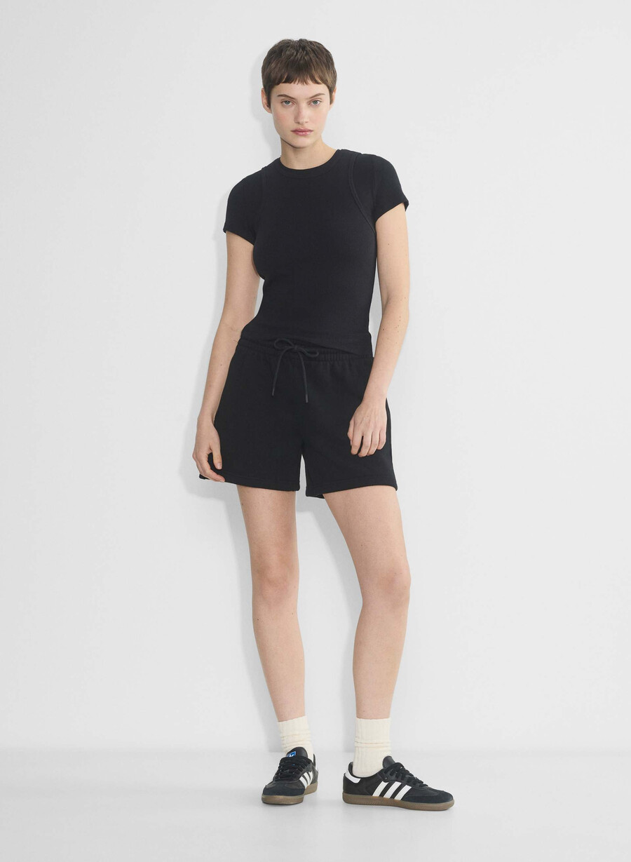 schwarze kuschelige boyfriend-shorts aus sweatfleece mittellang bis zum oberschenkel.