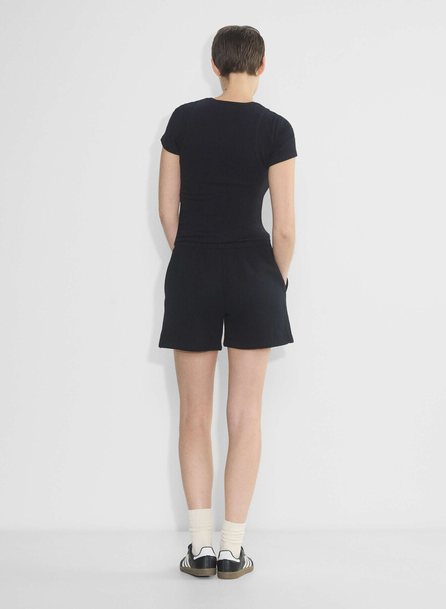 schwarze kuschelige boyfriend-shorts aus sweatfleece mittellang bis zum oberschenkel.