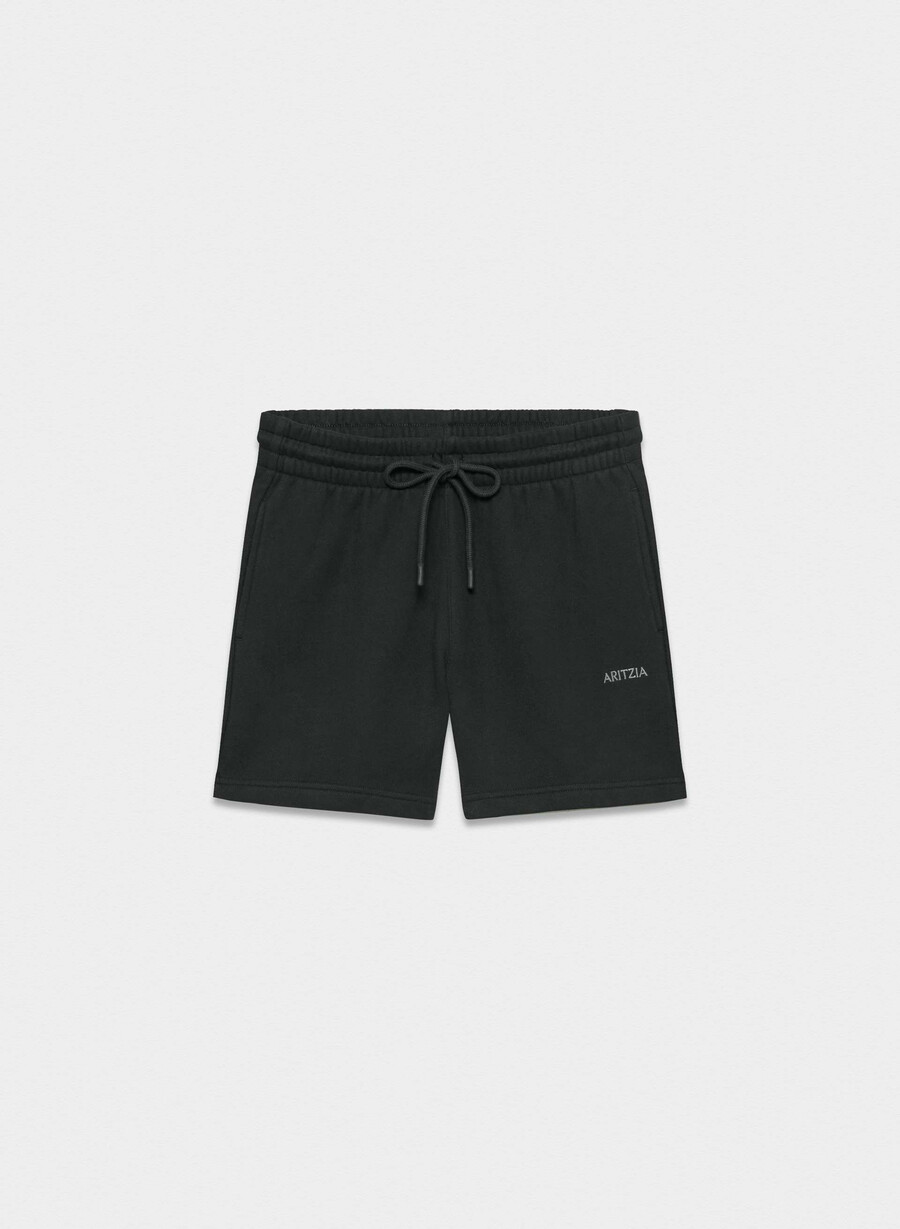 schwarze kuschelige boyfriend-shorts aus sweatfleece mittellang bis zum oberschenkel.