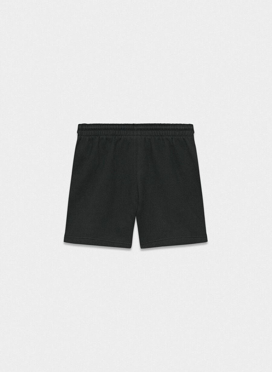 schwarze kuschelige boyfriend-shorts aus sweatfleece mittellang bis zum oberschenkel.