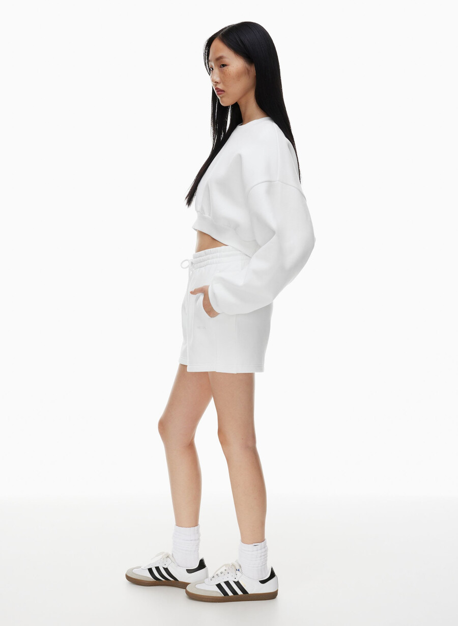 gemütliche boyfriend-shorts aus sweatfleece mittellang bis zum oberschenkel weiss