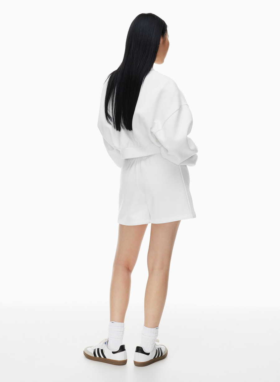 gemütliche boyfriend-shorts aus sweatfleece mittellang bis zum oberschenkel weiss