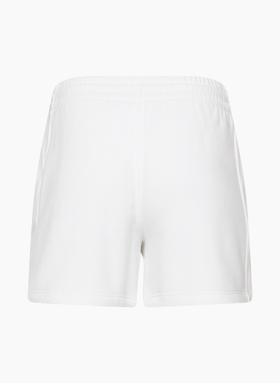 gemütliche boyfriend-shorts aus sweatfleece mittellang bis zum oberschenkel weiss