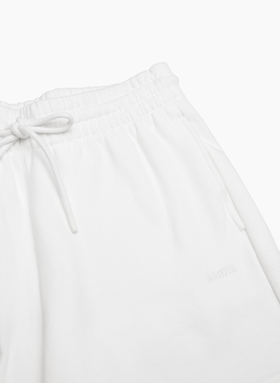 gemütliche boyfriend-shorts aus sweatfleece mittellang bis zum oberschenkel weiss