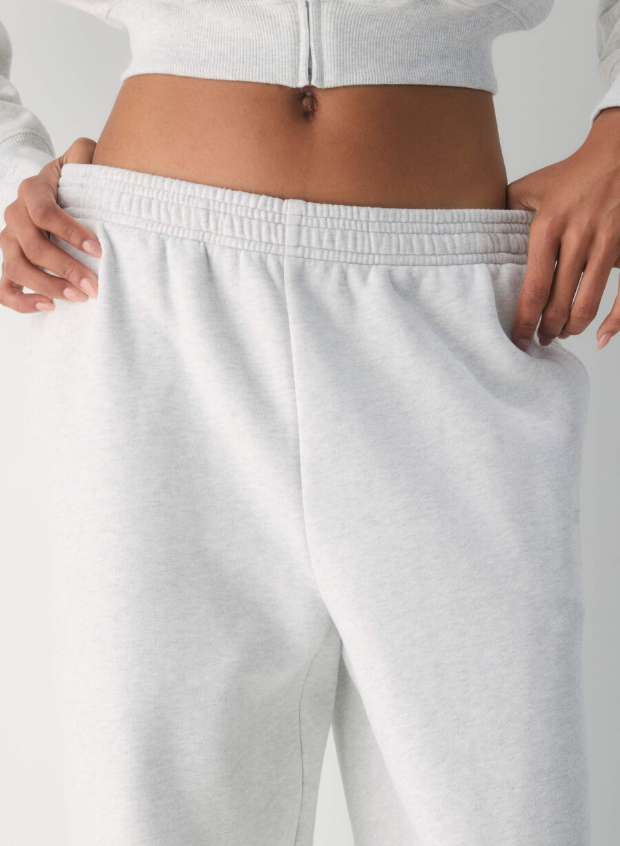 gemütliche boyfriend-sweatpant aus sweatfleece meliertes weiß
