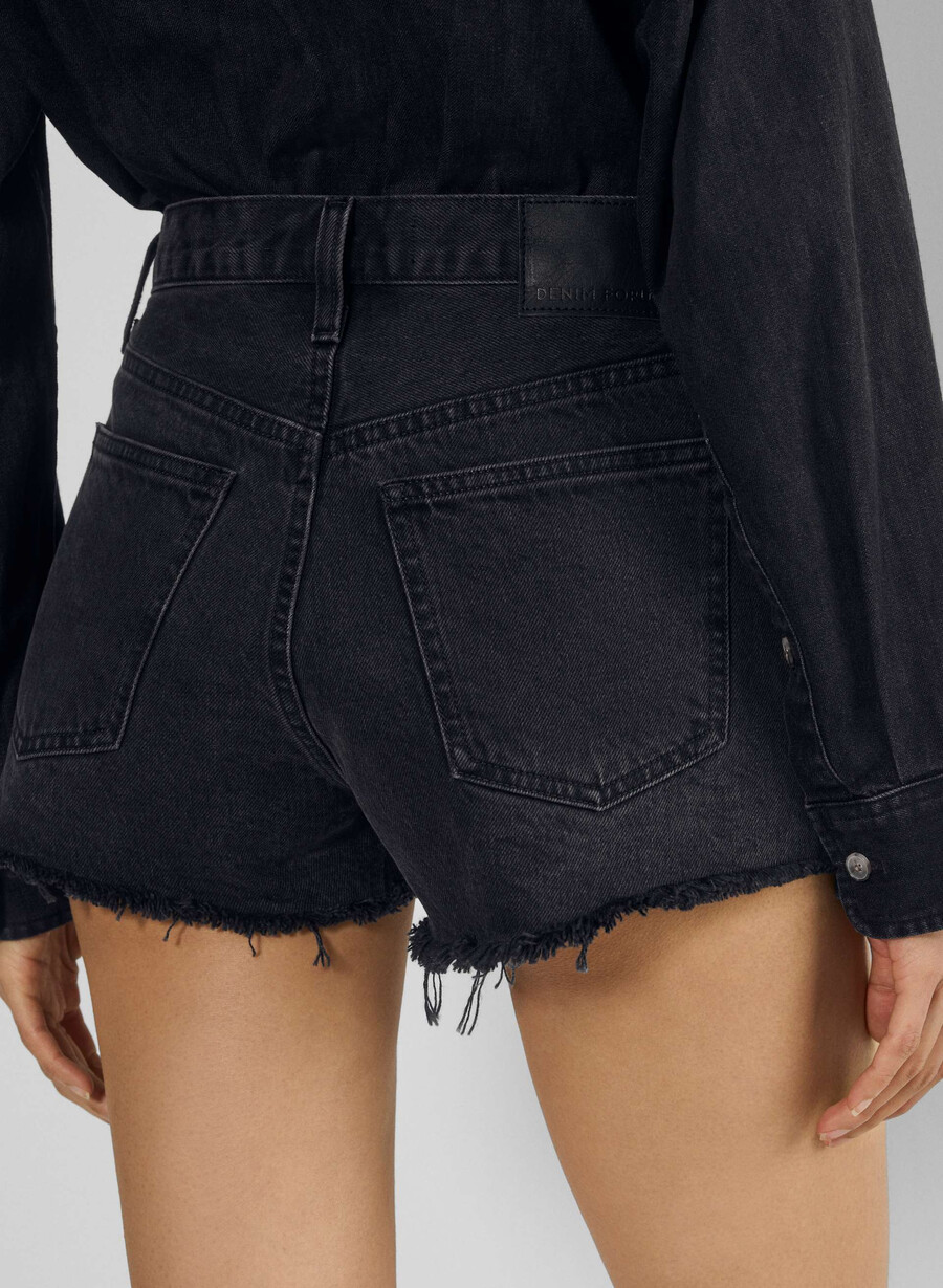denim forum die vintage-jeansshorts der 90er jahre mit abgeschnittenen kanten schwarzer eyeliner