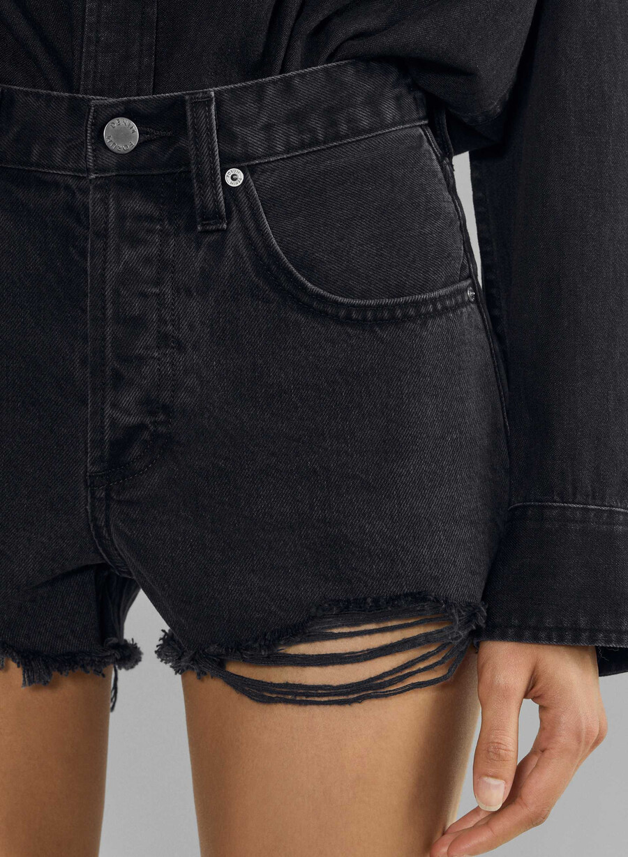 denim forum die vintage-jeansshorts der 90er jahre mit abgeschnittenen kanten schwarzer eyeliner