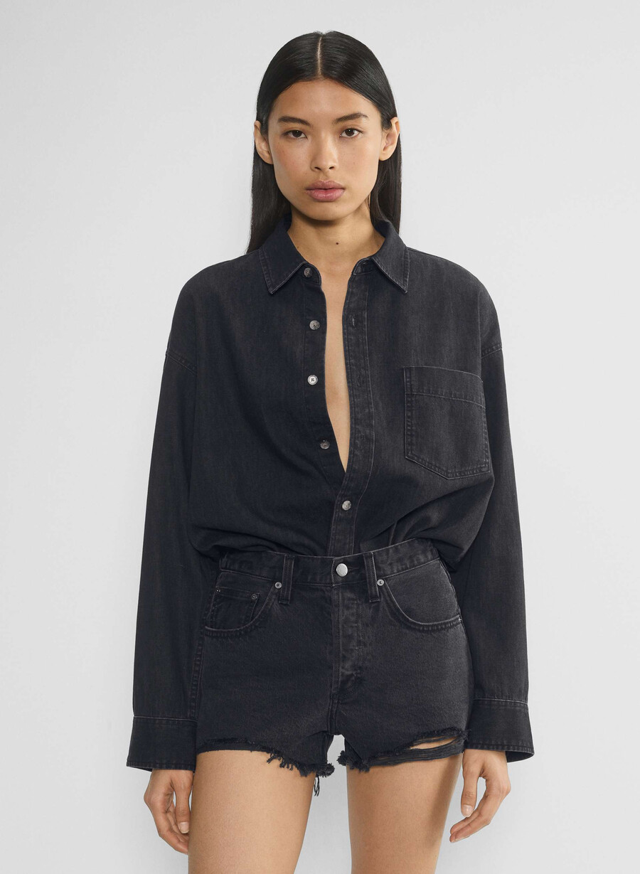 denim forum die vintage-jeansshorts der 90er jahre mit abgeschnittenen kanten schwarzer eyeliner