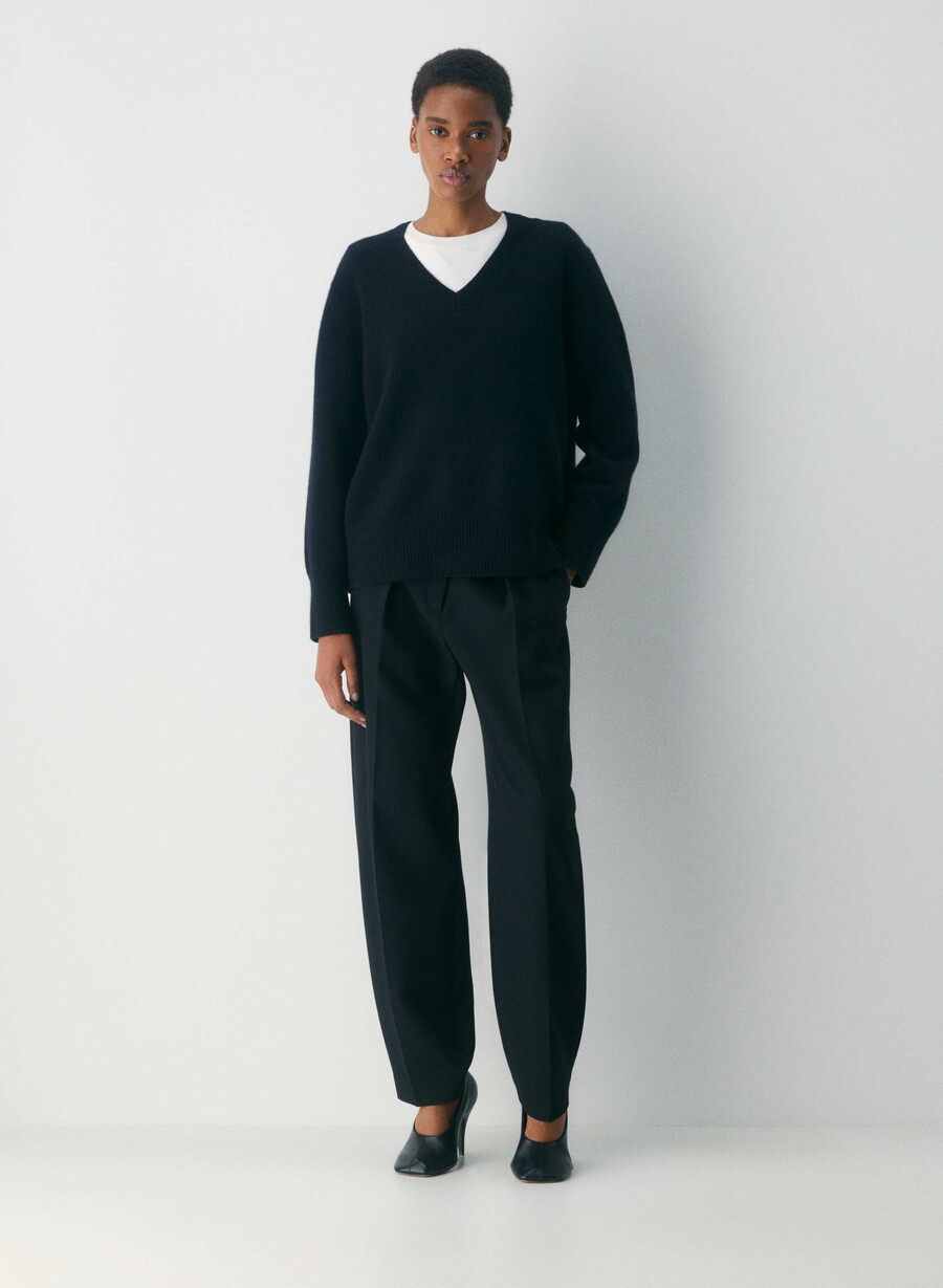 plüschiger kaschmirpullover mit v-ausschnitt oversize schwarz