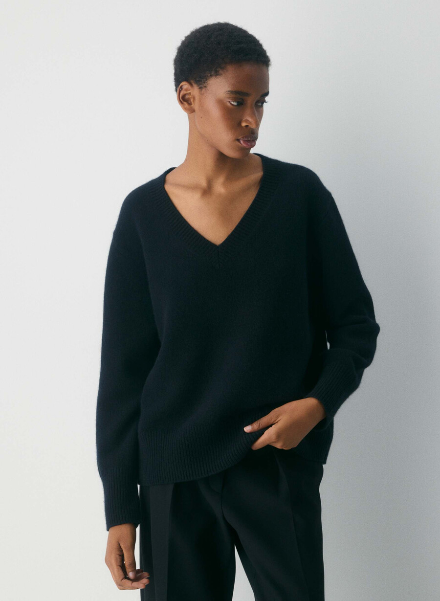 plüschiger kaschmirpullover mit v-ausschnitt oversize schwarz