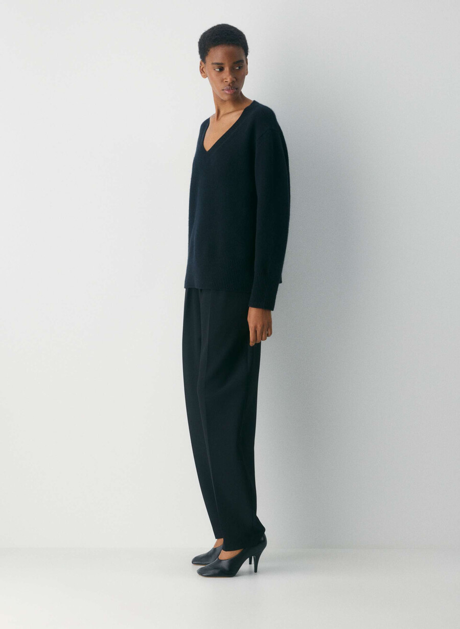 plüschiger kaschmirpullover mit v-ausschnitt oversize schwarz