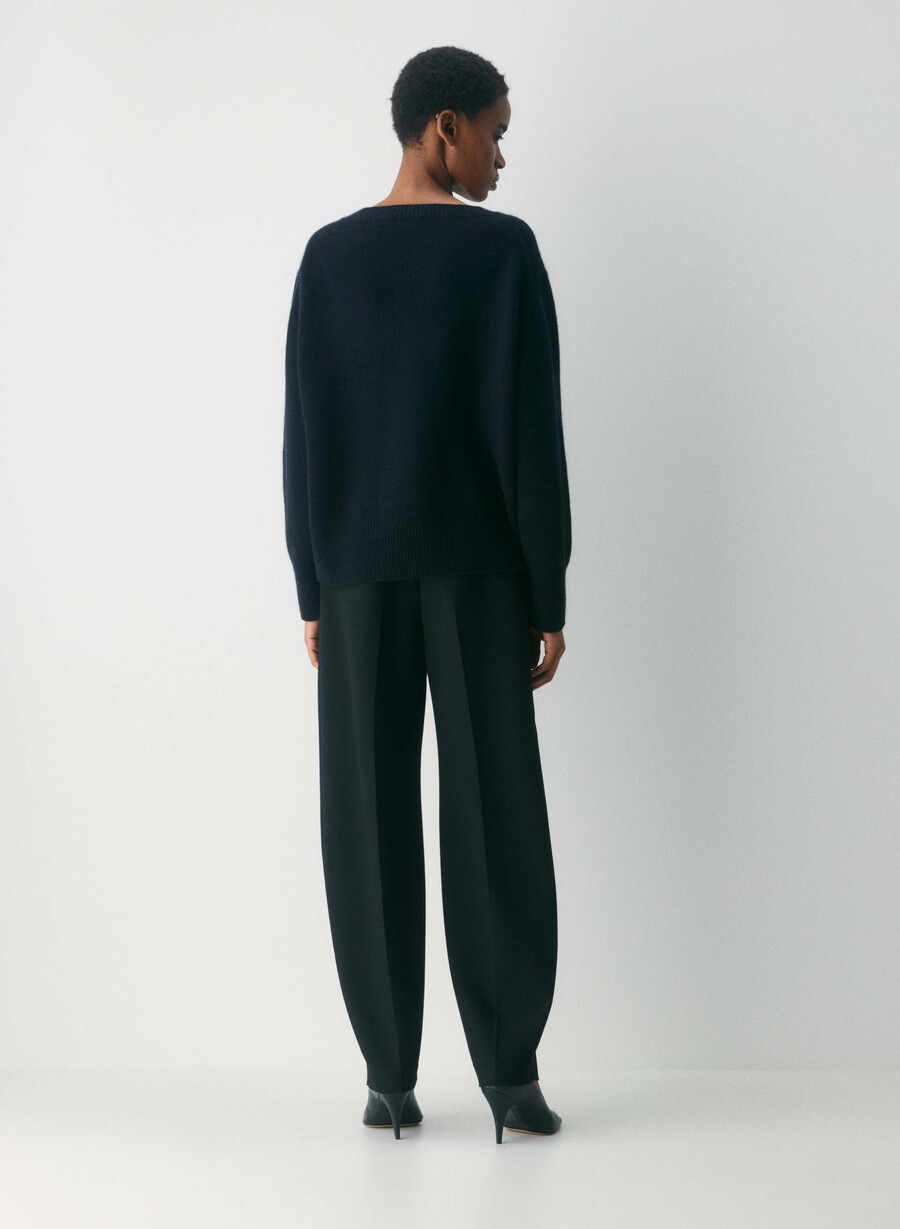 plüschiger kaschmirpullover mit v-ausschnitt oversize schwarz