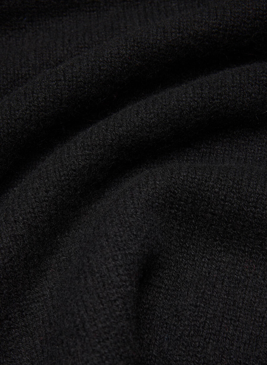 plüschiger kaschmirpullover mit v-ausschnitt oversize schwarz