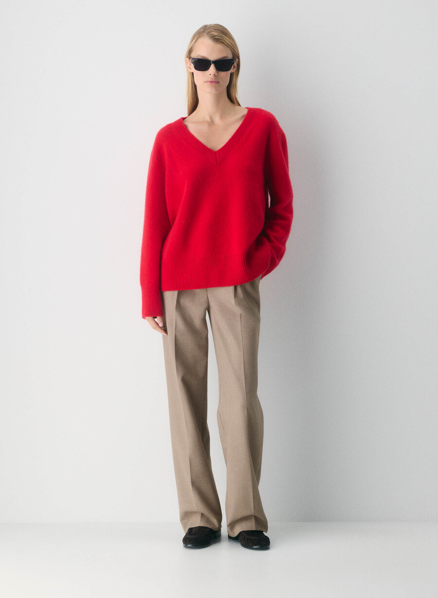 plüschiger kaschmirpullover mit v-ausschnitt oversize in leuchtendem rot