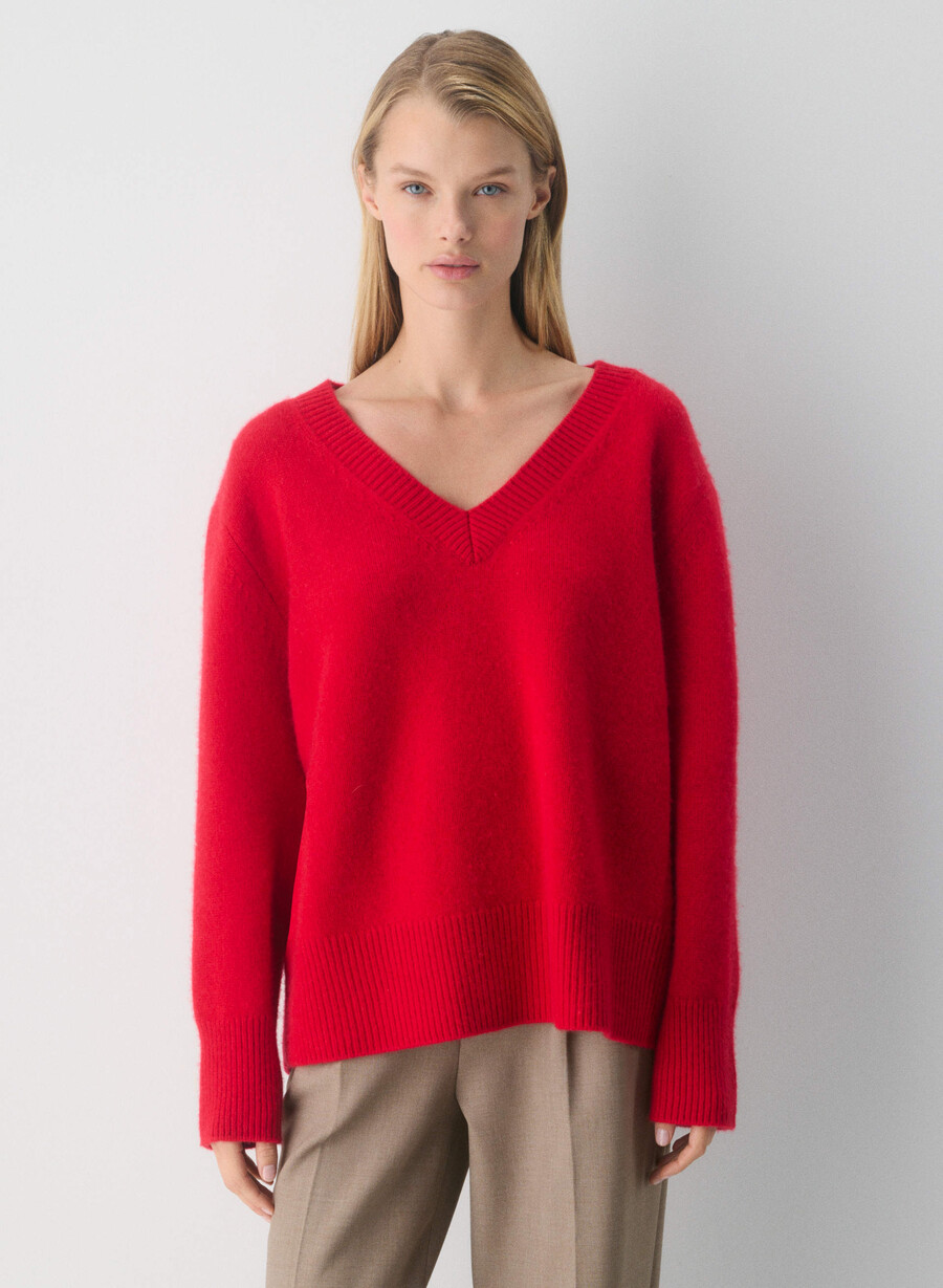 plüschiger kaschmirpullover mit v-ausschnitt oversize in leuchtendem rot