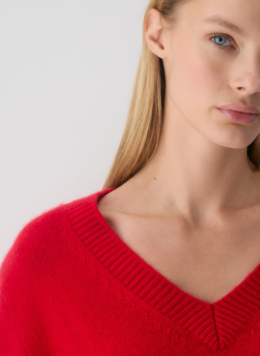 plüschiger kaschmirpullover mit v-ausschnitt oversize in leuchtendem rot