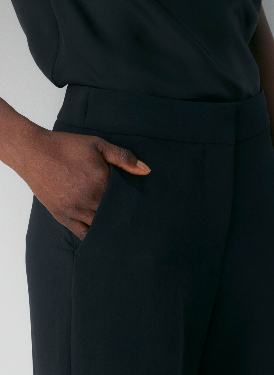 limitless pant curve-fit – krepp schwarz