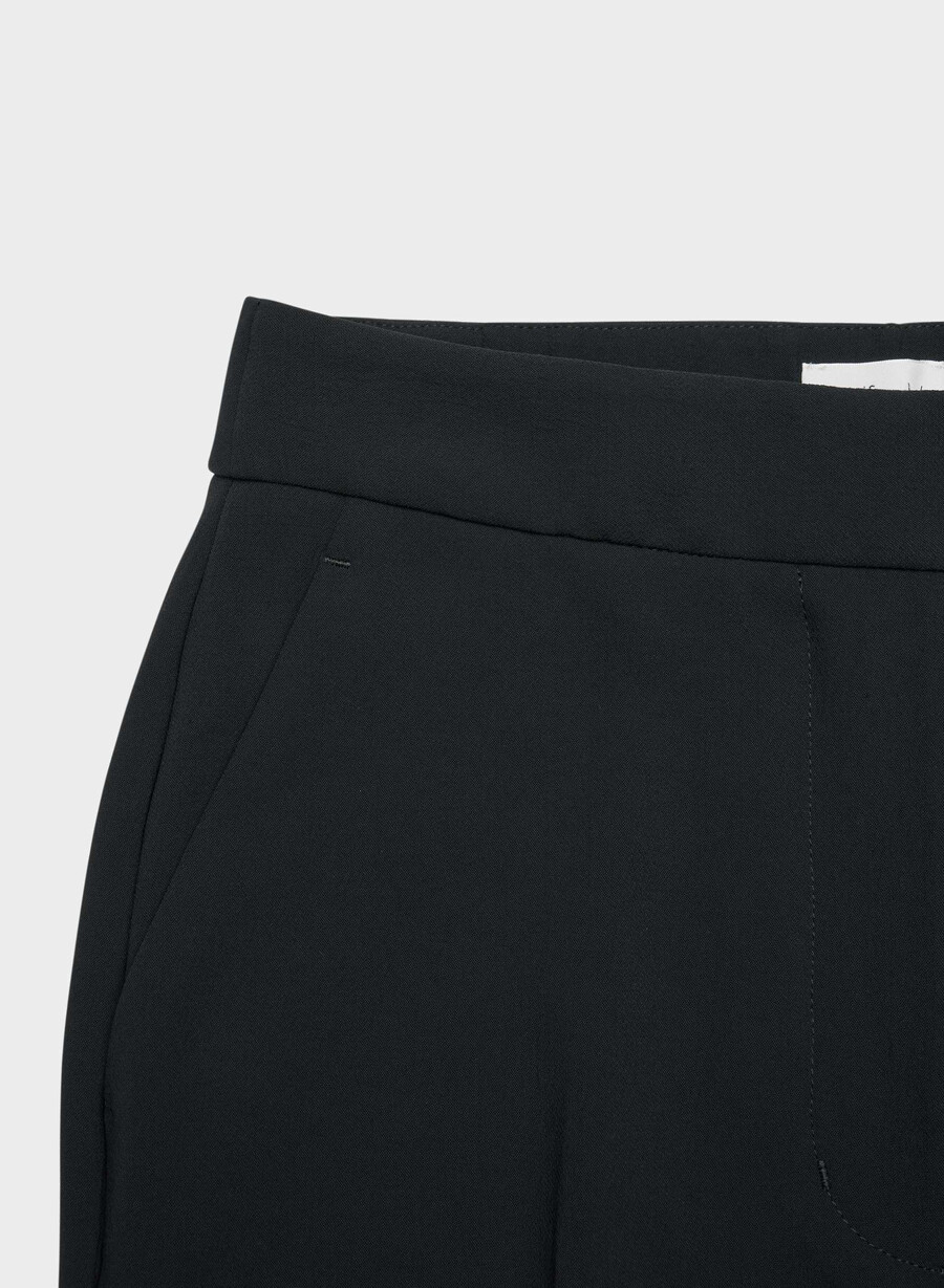 limitless pant curve-fit – krepp schwarz