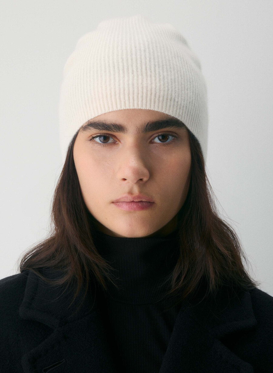 slouchy-mütze aus kaschmirrippen flüsterweiß