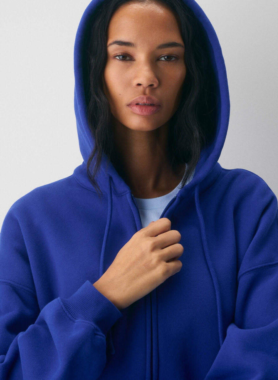 kuscheliger fleece-hoodie mit mega-reißverschluss in flammenblau
