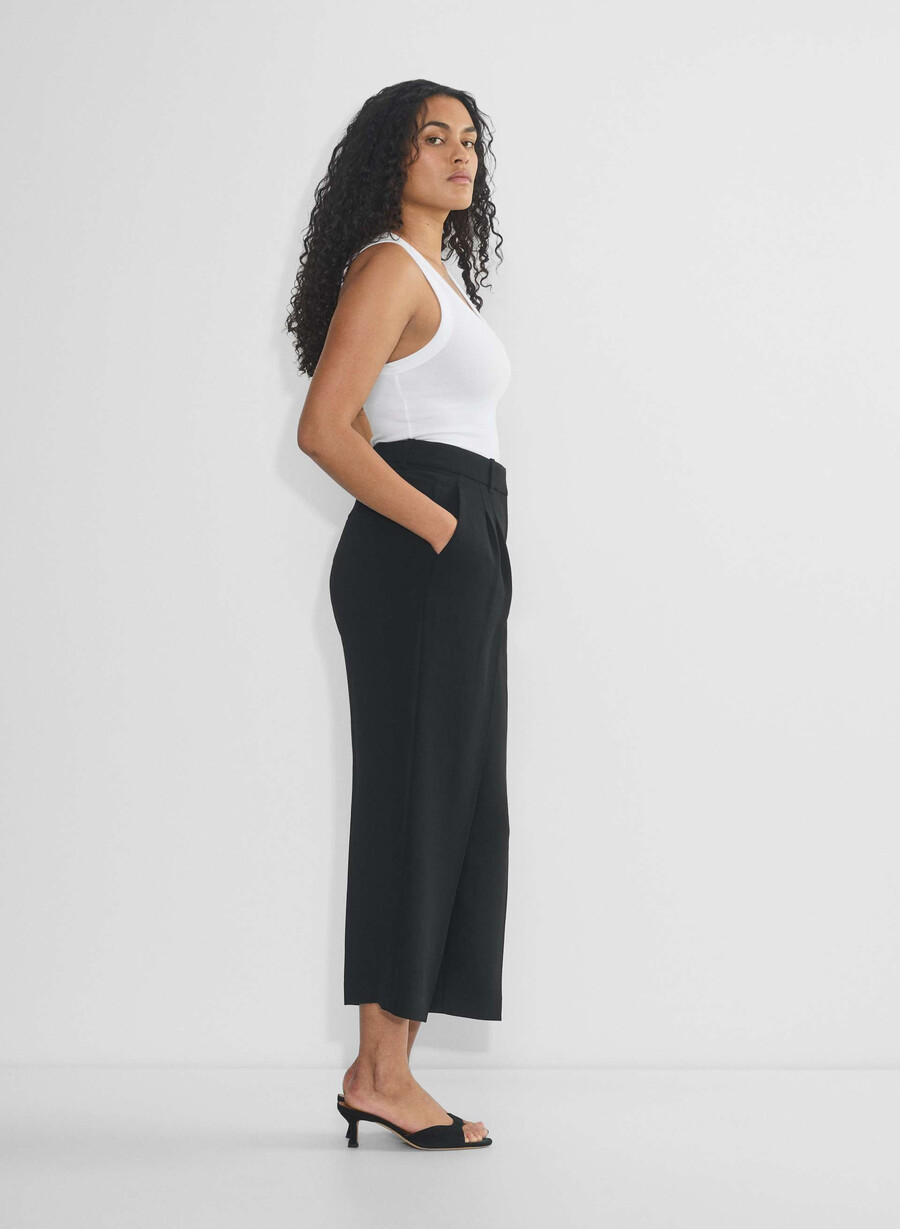 die mühelose hose curve-fit cropped - crepette schwarz