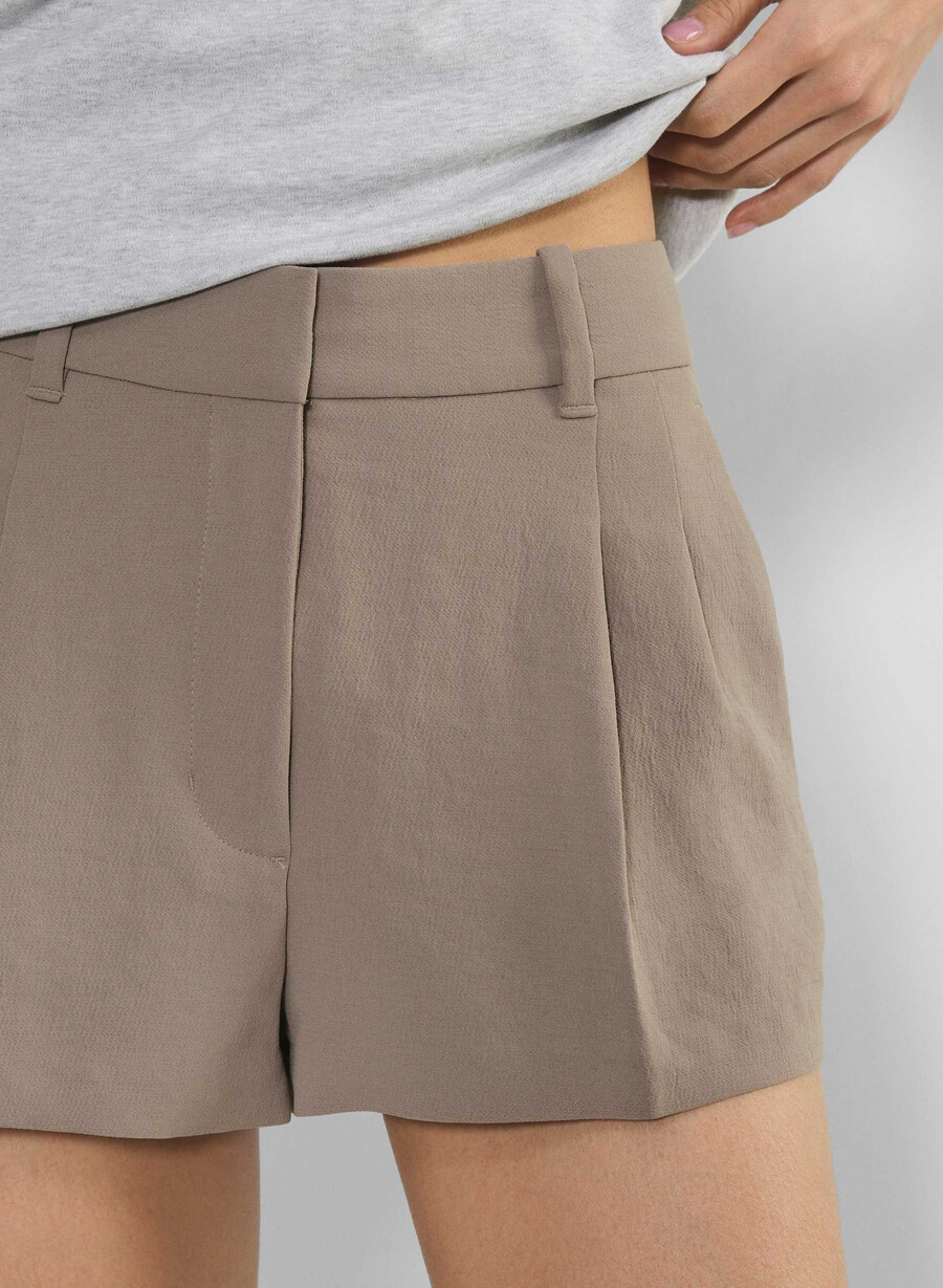 the effortless short micro - crepette turner taupe