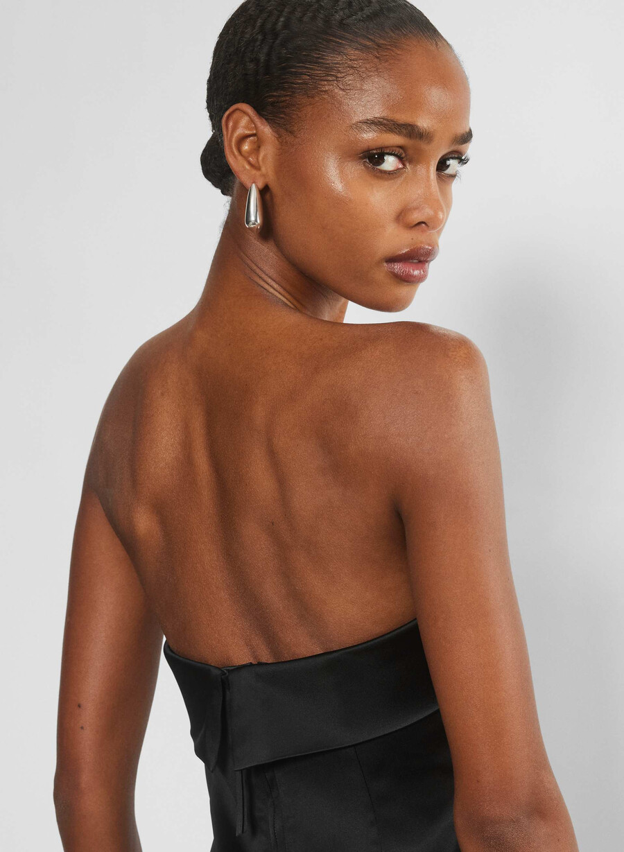 schwarzer schimmernder satin-schlauchkleid