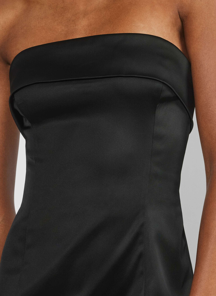 schwarzer schimmernder satin-schlauchkleid