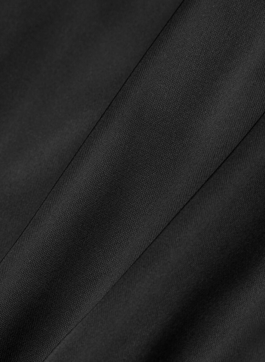 schwarzer schimmernder satin-schlauchkleid