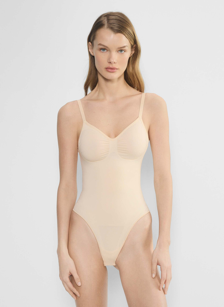 shapeenhance string-body mit tiefem rückenausschnitt sand
