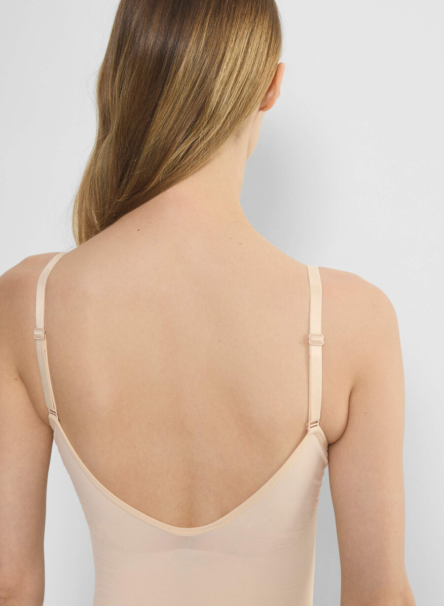 shapeenhance string-body mit tiefem rückenausschnitt sand