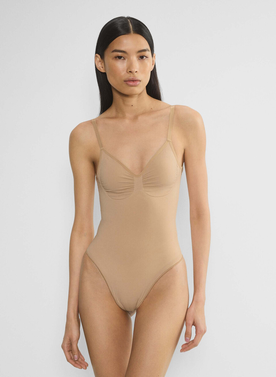 shapeenhance string-body mit tiefem rückenausschnitt farbe soft tan