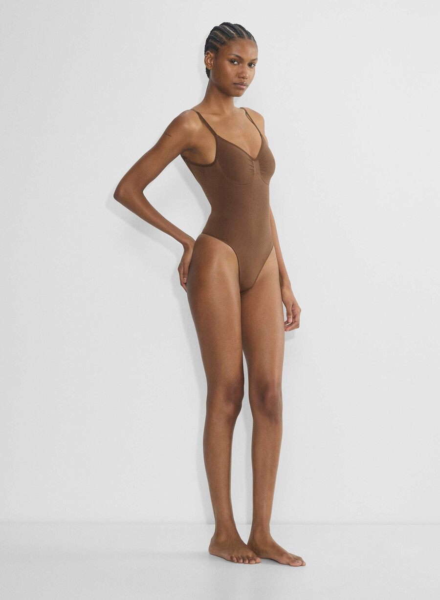 shapeenhance string-body mit tiefem rückenausschnitt in kakaobohnenfarbe