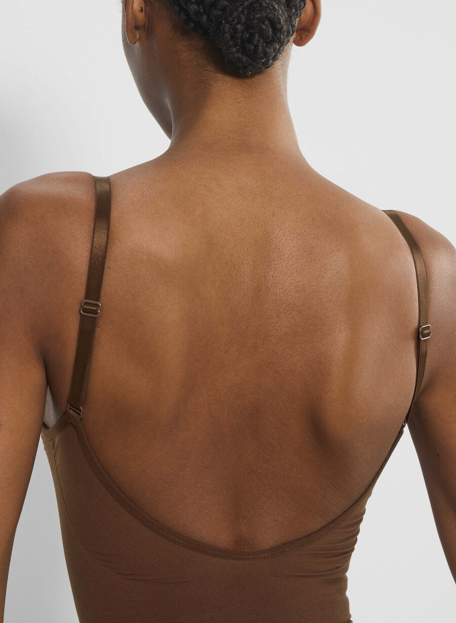 shapeenhance string-body mit tiefem rückenausschnitt in kakaobohnenfarbe